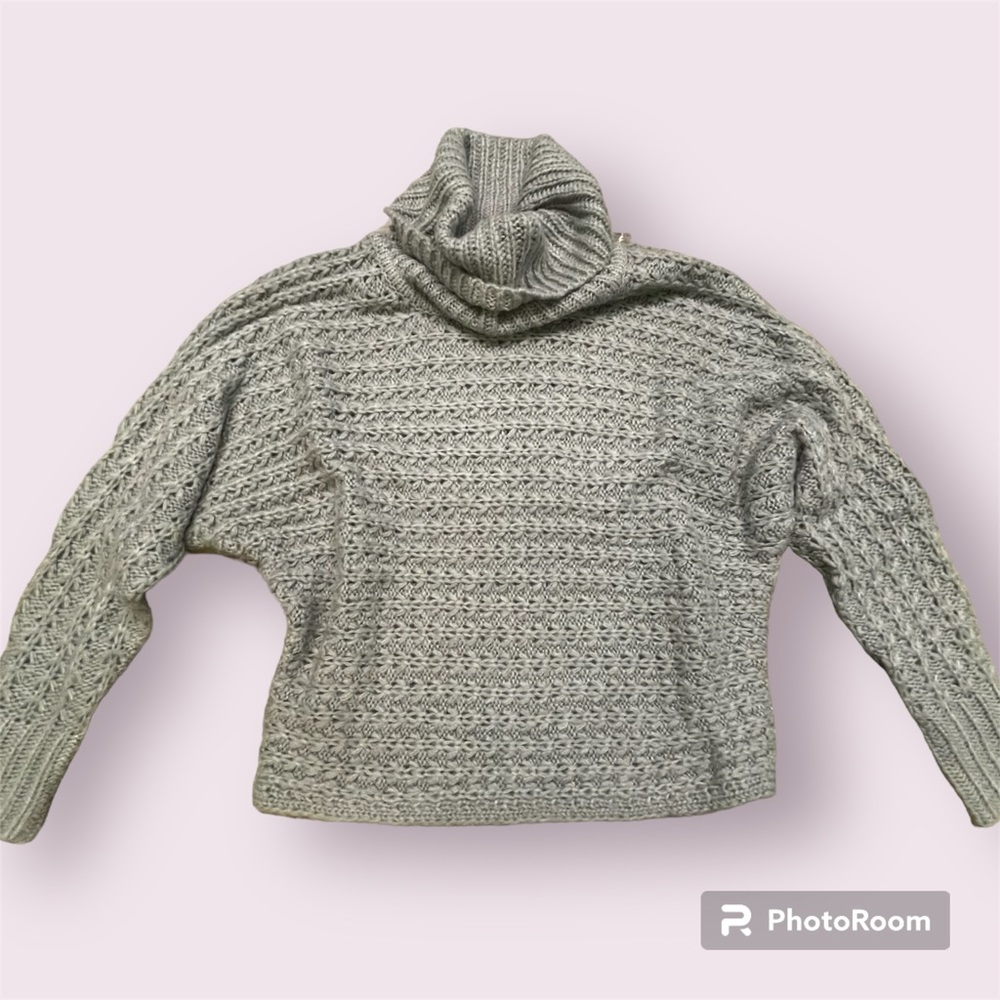 Pink Rose Open Weave Gray Sweater XS
Soft gray woven sweater